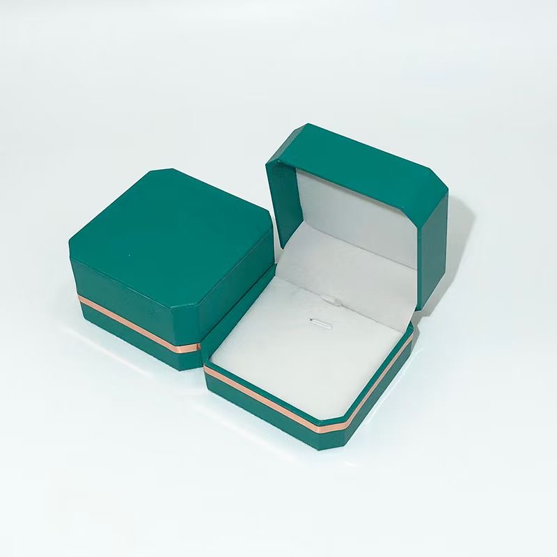 Boîte à bijoux en plastique